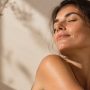 Colágeno para la piel: mujer con piel luminosa disfrutando de la luz natural en su ritual de bienestar